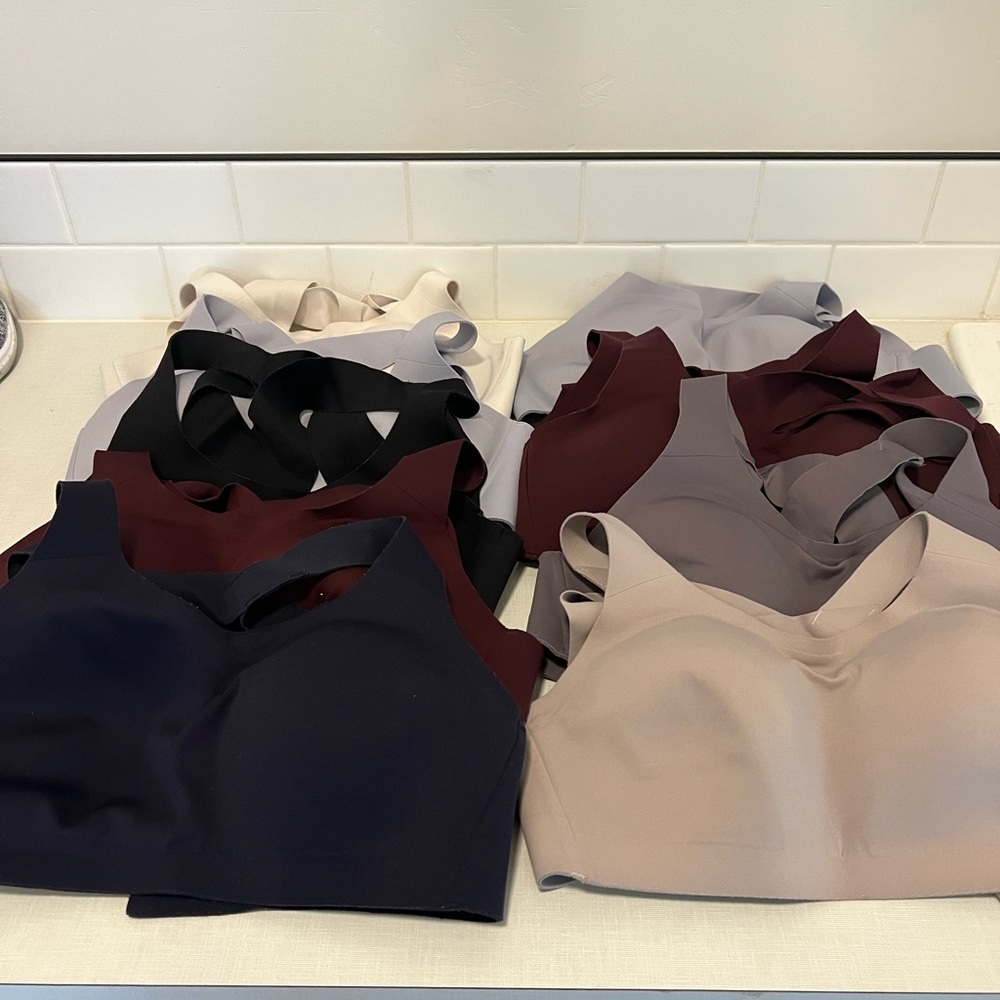 10 Lululemon Enlite bras, 34C